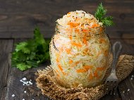 Рецепта Туршия от настъргано зеле и моркови в буркани (зимнина)